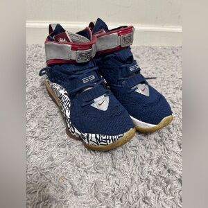 Nike LeBron 17 Graffiti Remix
CT6047-400 Men's 8 Blue
Sneaker Knitted Athletic